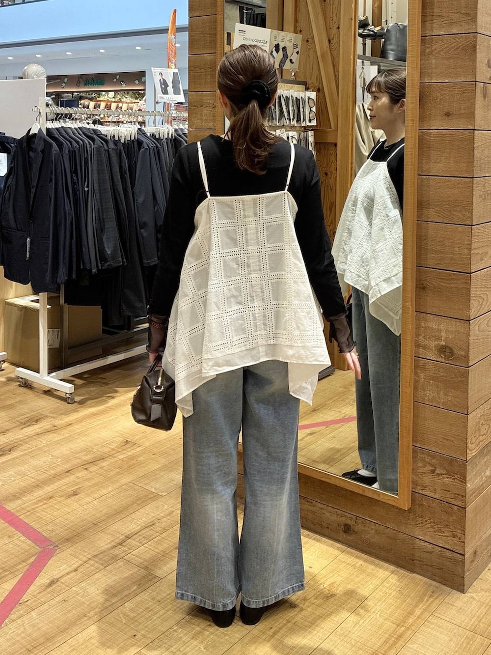 ブラック系のバレエシューズ、ブルー系のデニムパンツ、ブラック系のTシャツ/カットソーを着用したレディースの春コーディネートの3枚目の写真