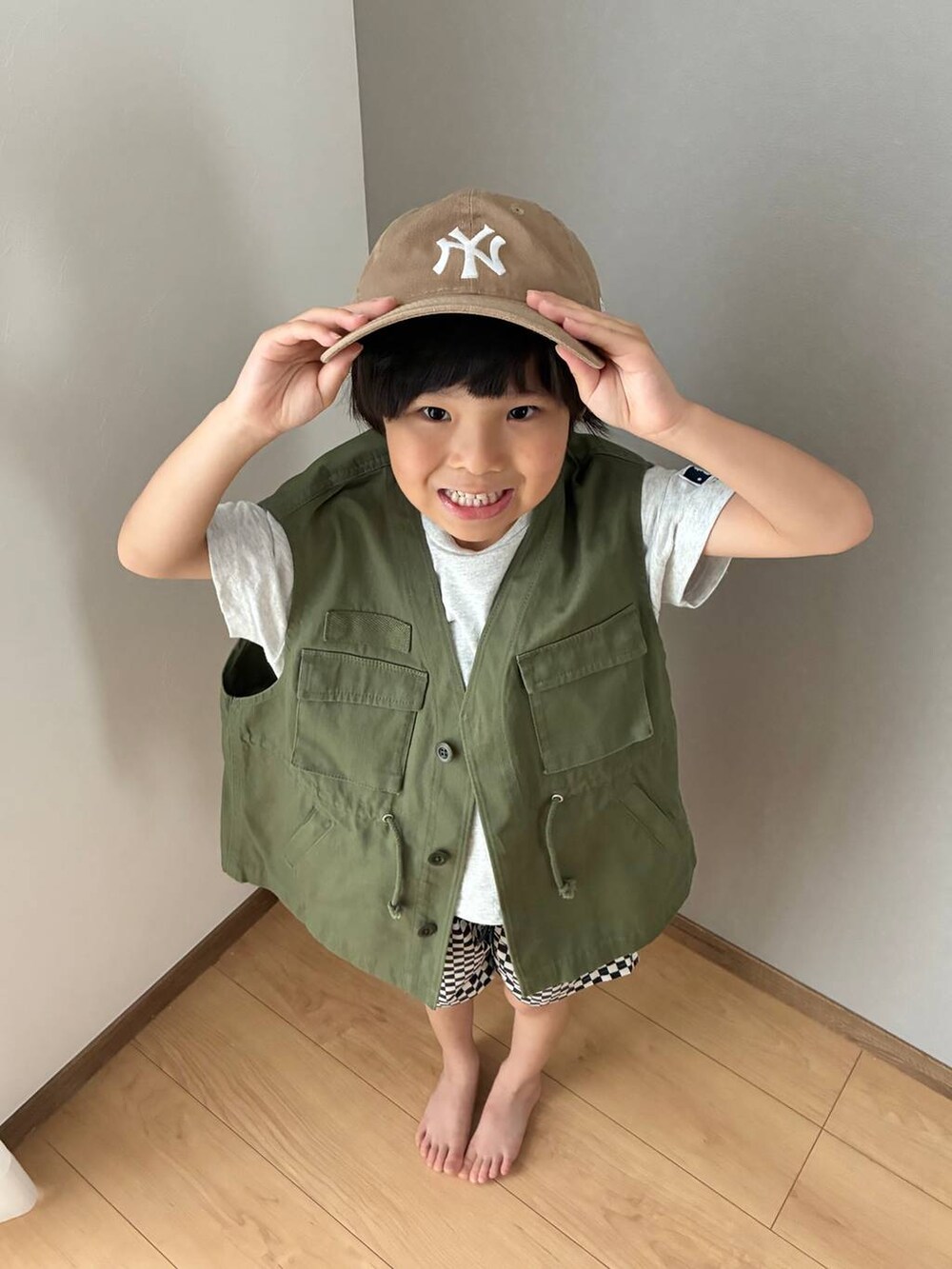 ベージュ系のキャップを着用したキッズの夏コーディネートの4枚目の写真