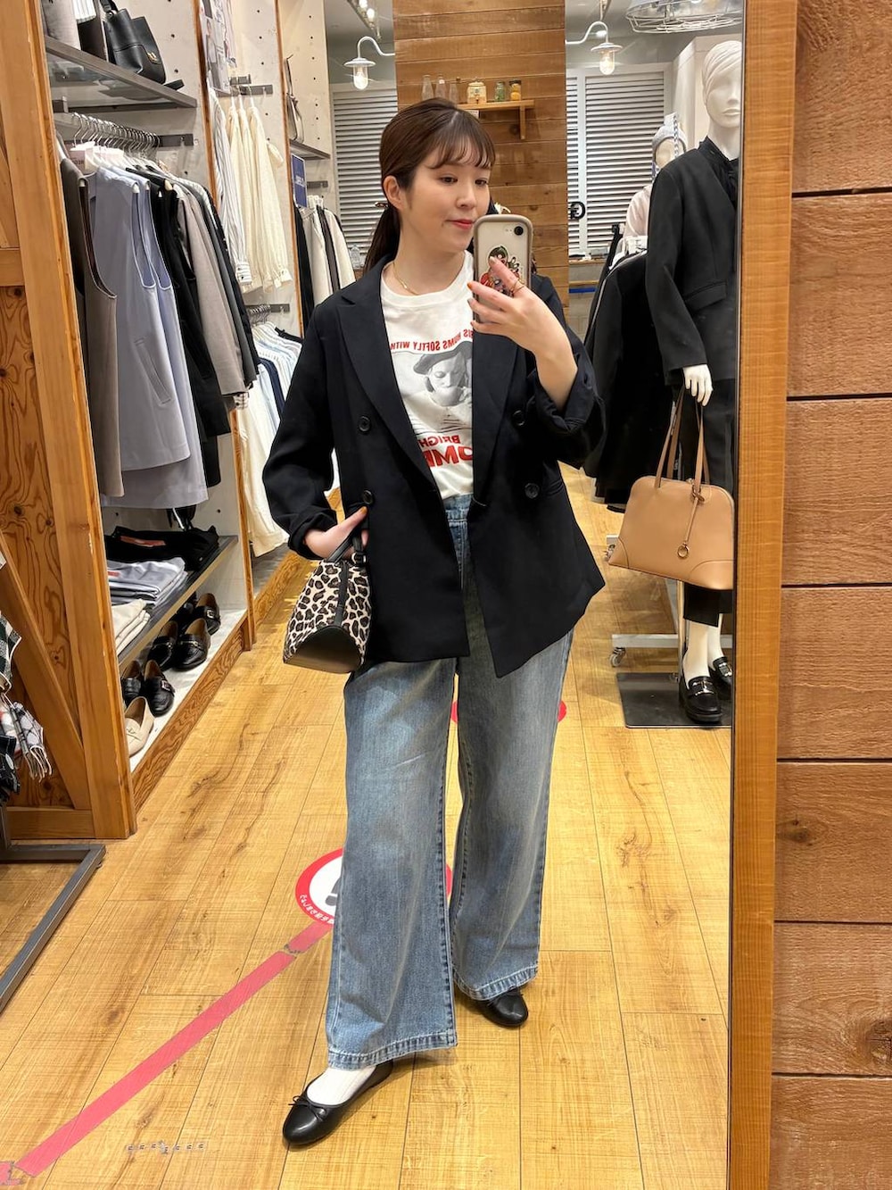 その他のショルダーバッグ、ブルー系のデニムパンツ、ブルー系のテーラードジャケットを着用したレディースの春コーディネートの3枚目の写真