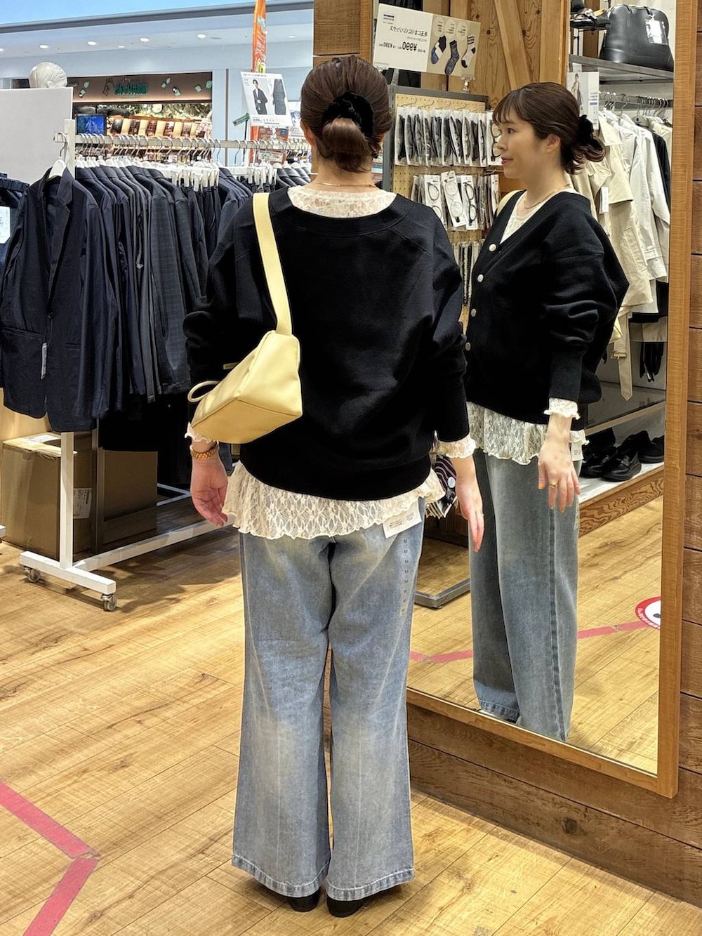 ブラック系のバレエシューズ、ブルー系のデニムパンツ、ブラック系のカーディガン/ボレロを着用したレディースの春コーディネートの3枚目の写真