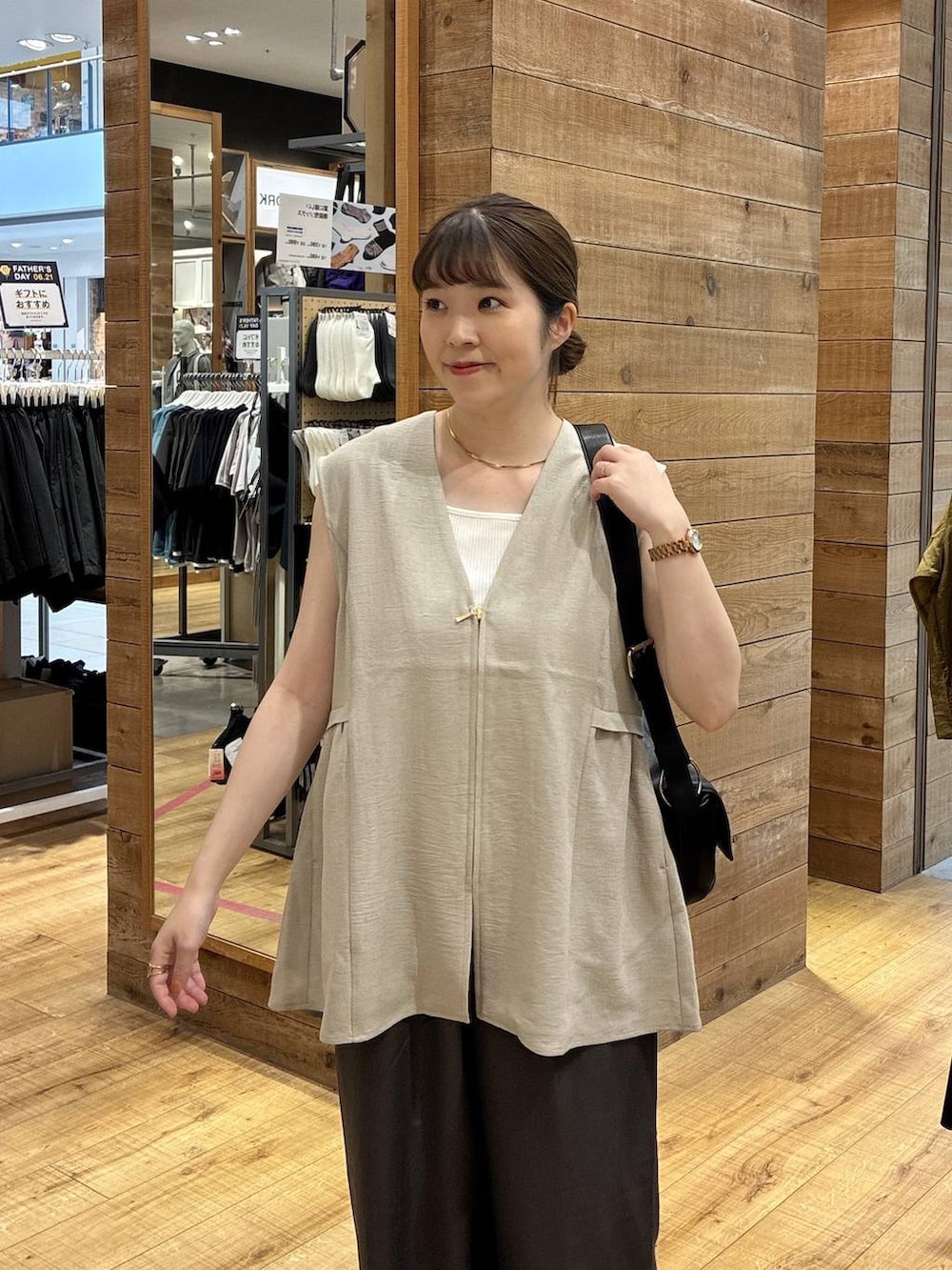 グレー系のスニーカー、ベージュ系のベスト、ブラウン系のその他パンツを着用したレディースの夏コーディネートの5枚目の写真