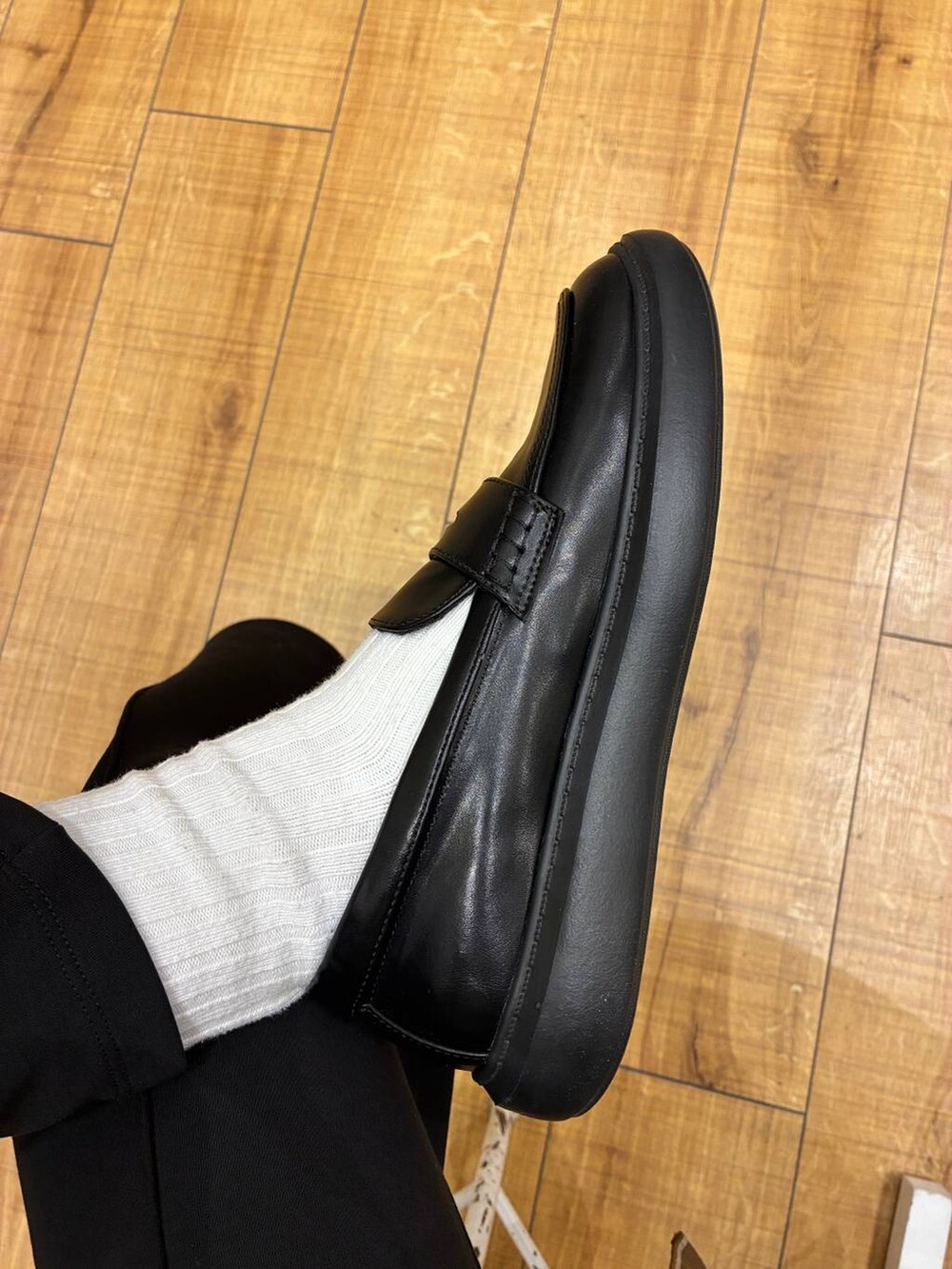 ブルー系のデニムパンツ、ホワイト系のキャミソール、ブラック系のスニーカーを着用したレディースの春コーディネートの3枚目の写真