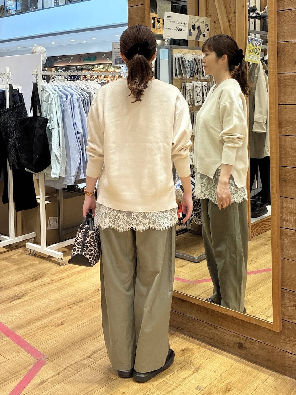 その他のショルダーバッグ、ベージュ系のニット/セーター、グリーン系のその他パンツを着用したレディースの春コーディネートの3枚目の写真