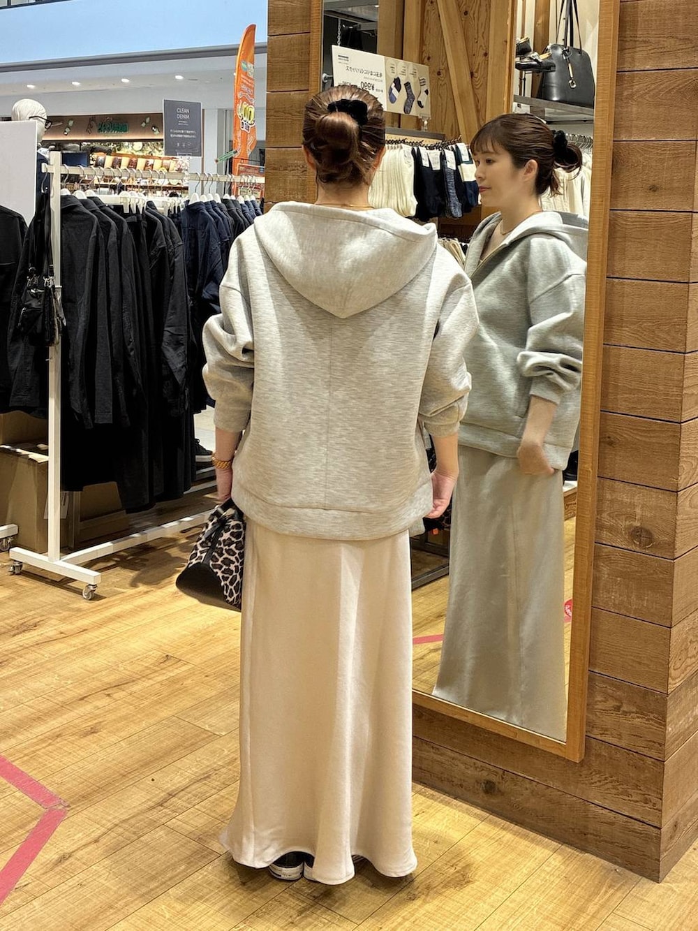 その他のショルダーバッグ、グレー系のスカート、グレー系のパーカーを着用したレディースの春コーディネートの3枚目の写真