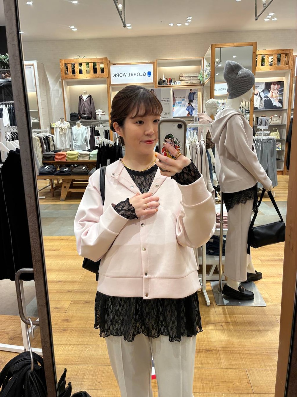 ブラック系のショルダーバッグ、ベージュ系のその他パンツ、ピンク系のカーディガン/ボレロを着用したレディースの春コーディネートの4枚目の写真