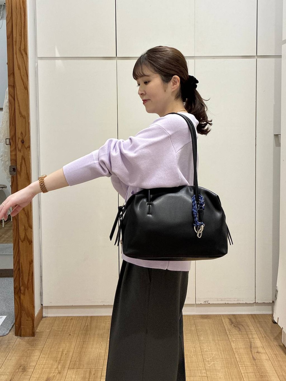 ブラック系のバレエシューズ、パープル系のカーディガン/ボレロ、グレー系のその他パンツを着用したレディースの春コーディネートの5枚目の写真