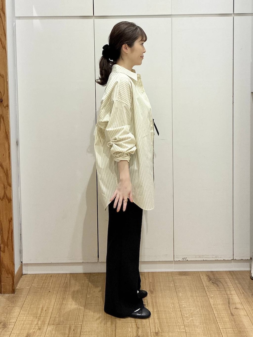 ブラック系のバレエシューズ、ブラック系のスウェットパンツ、ホワイト系のタンクトップを着用したレディースの春コーディネートの2枚目の写真