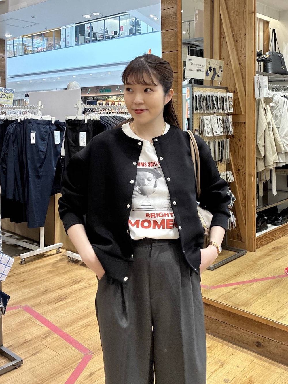 ホワイト系のボストンバッグ、グレー系のその他パンツ、ブラック系のカーディガン/ボレロを着用したレディースの春コーディネートの4枚目の写真