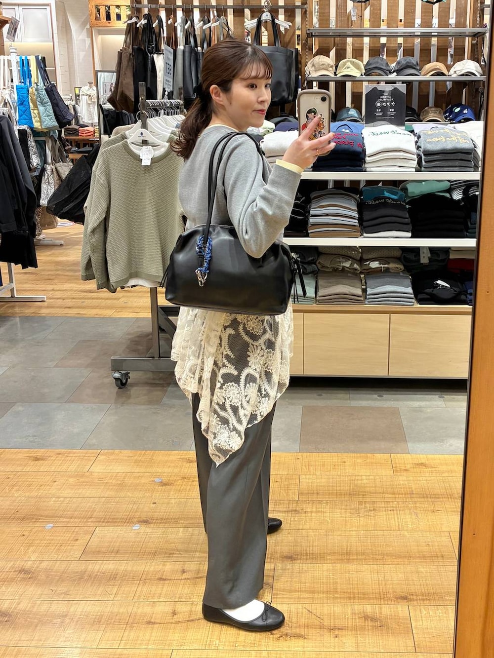 ホワイト系のその他トップス、グレー系のカーディガン/ボレロ、ブラック系のボストンバッグを着用したレディースの春コーディネートの4枚目の写真