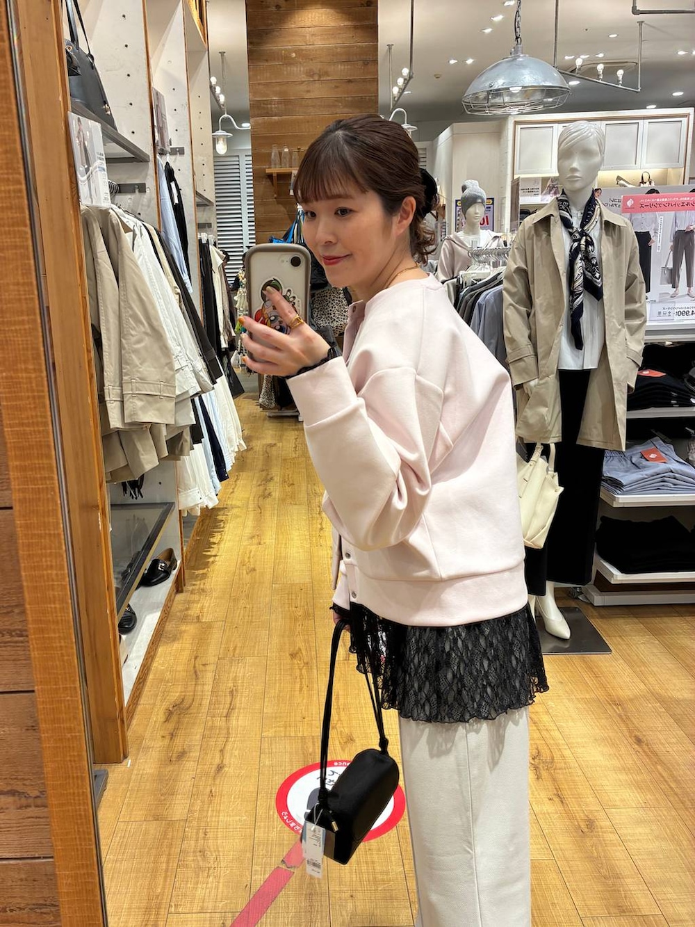 ブラック系のショルダーバッグ、ベージュ系のその他パンツ、ピンク系のカーディガン/ボレロを着用したレディースの春コーディネートの7枚目の写真