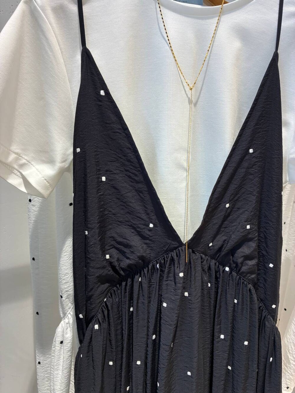 ホワイト系のTシャツ/カットソー、ブラック系のワンピース、ブラウン系のワンピースを着用したレディースの夏コーディネートの3枚目の写真