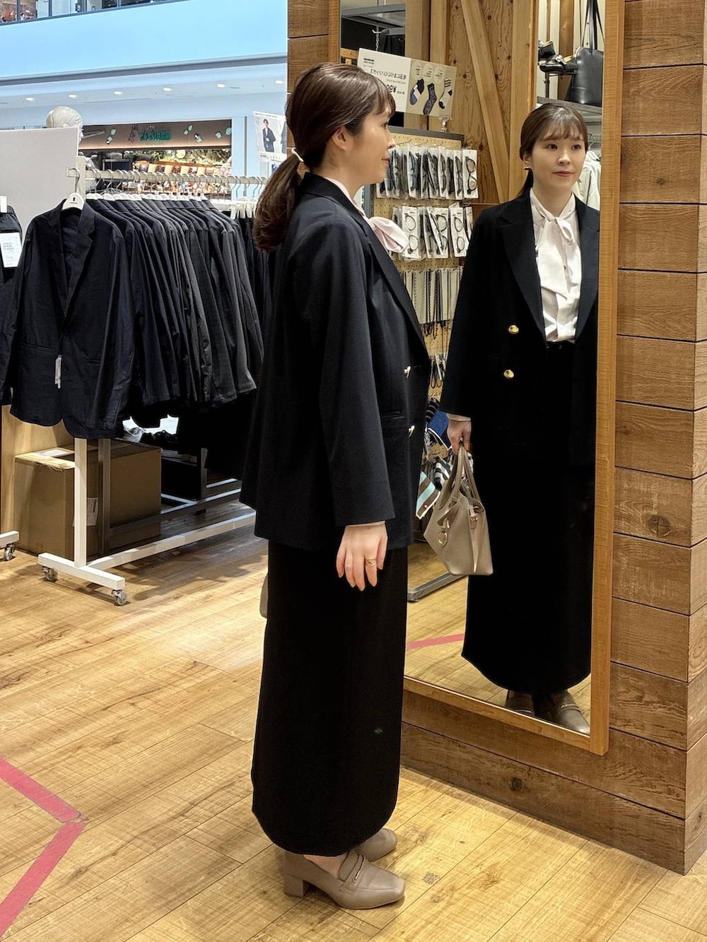 ベージュ系のローファー、ホワイト系のショルダーバッグ、ピンク系のシャツ/ブラウスを着用したレディースの春コーディネートの2枚目の写真