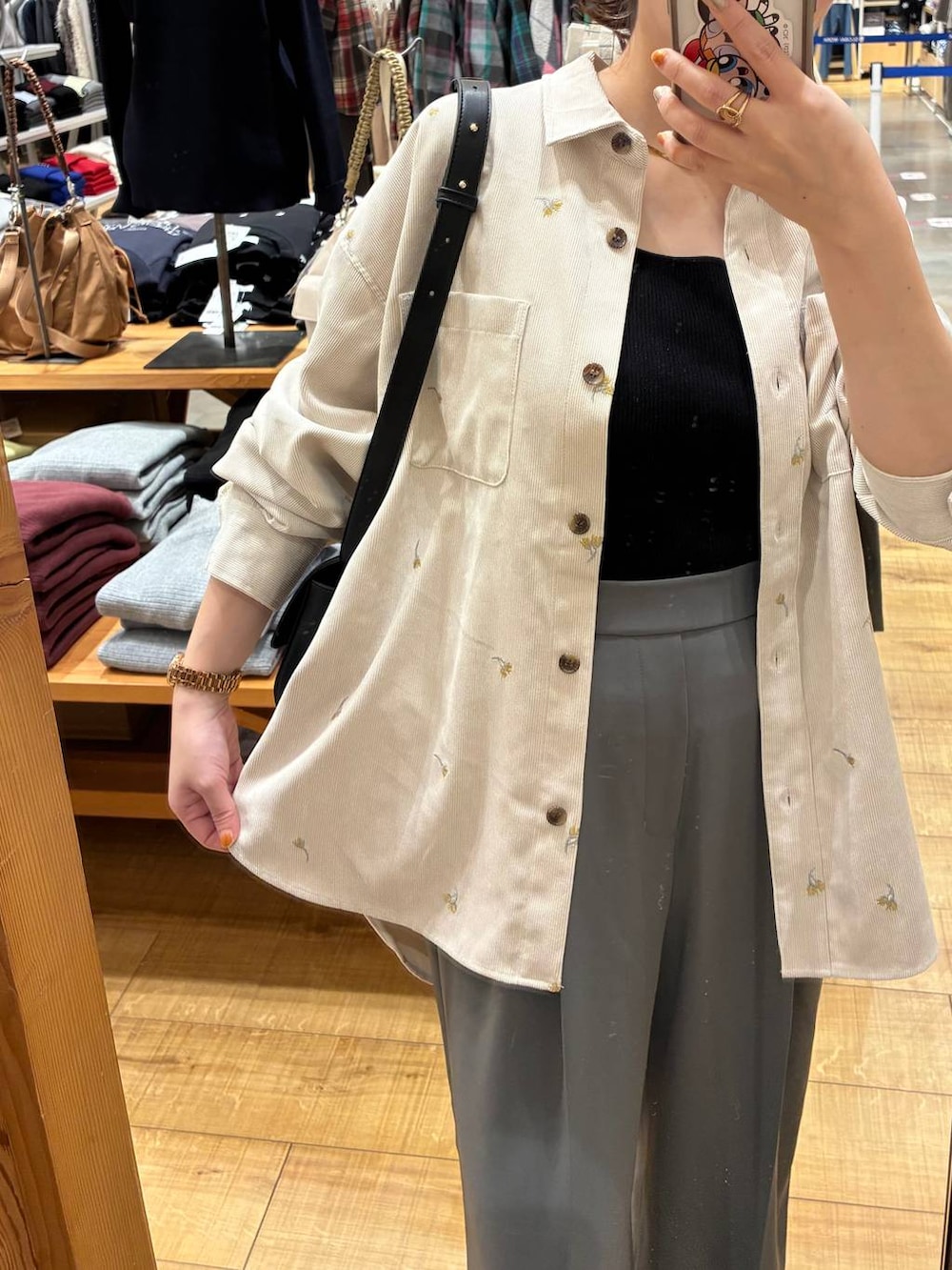 グレー系のその他パンツ、ブラック系のショルダーバッグ、ホワイト系のシャツ/ブラウスを着用したレディースの秋コーディネートの2枚目の写真
