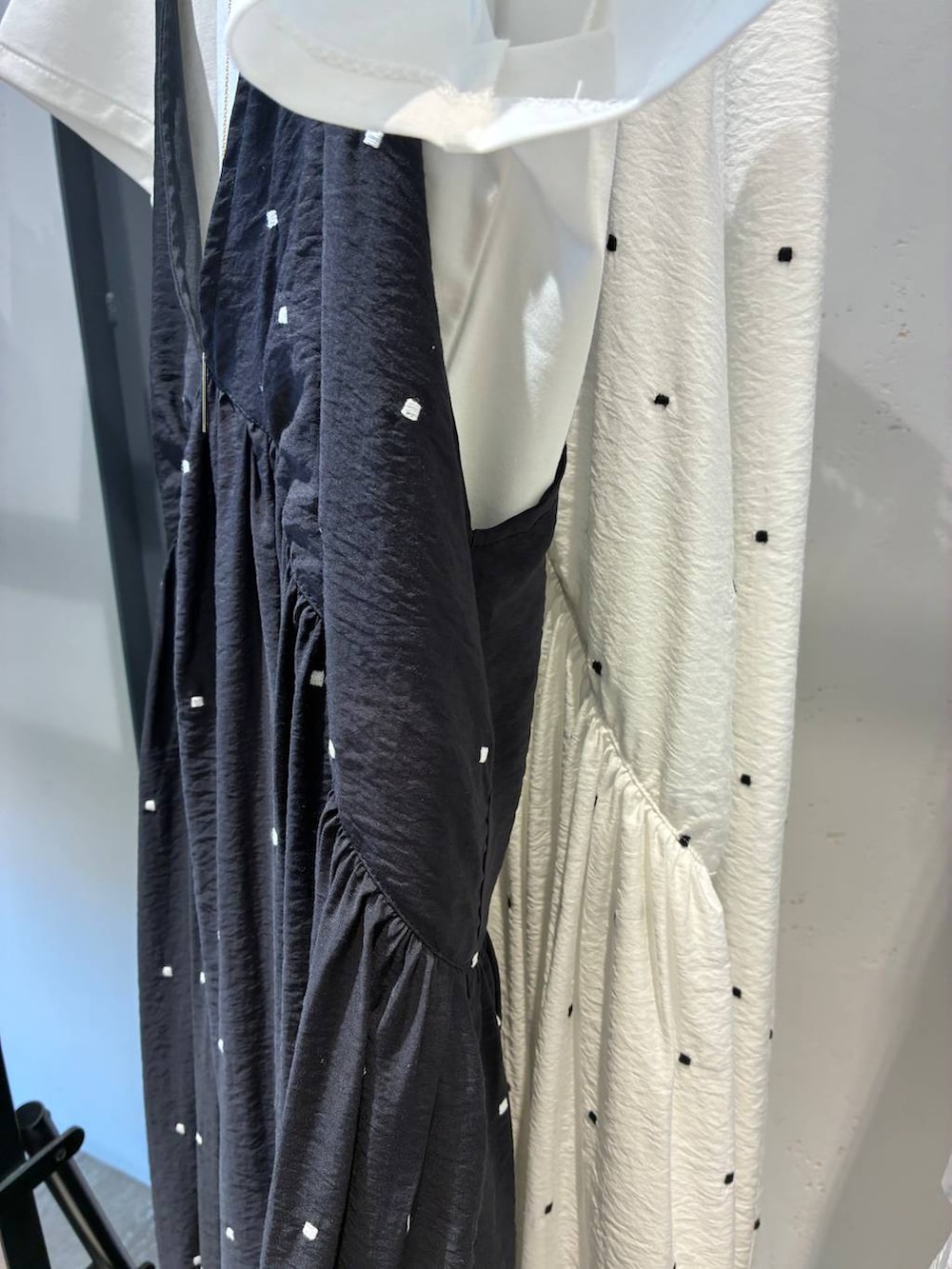 ホワイト系のTシャツ/カットソー、ブラック系のワンピース、ブラウン系のワンピースを着用したレディースの夏コーディネートの2枚目の写真