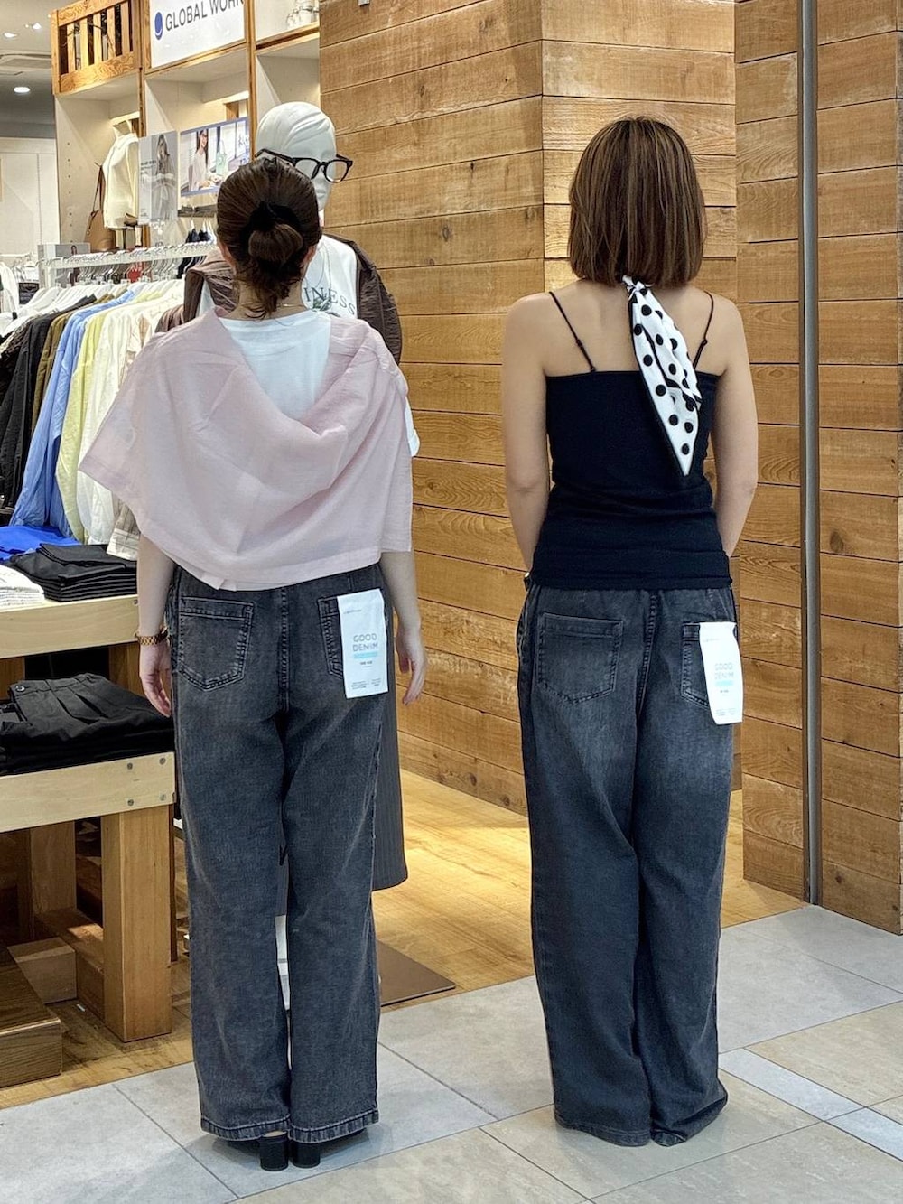 ブラック系のキャミソール、ブラック系のデニムパンツ、ピンク系のシャツ/ブラウスを着用したレディースの春コーディネートの3枚目の写真