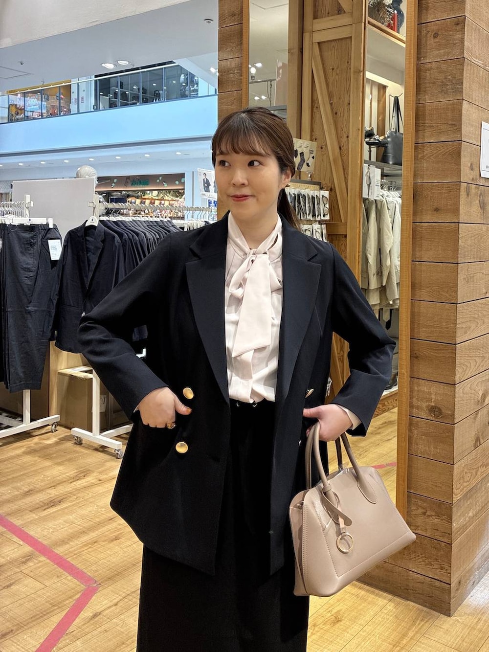 ベージュ系のローファー、ホワイト系のショルダーバッグ、ピンク系のシャツ/ブラウスを着用したレディースの春コーディネートの4枚目の写真