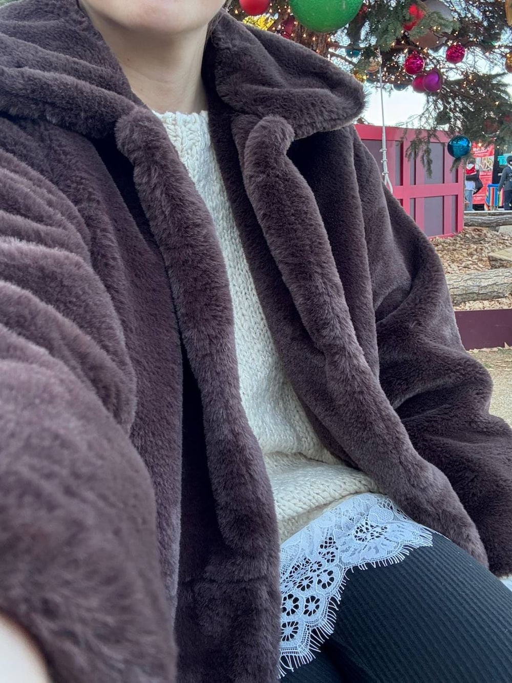 ブラウン系のその他アウター、ホワイト系のニット/セーター、ホワイト系のTシャツ/カットソーを着用したレディースの冬コーディネートの2枚目の写真