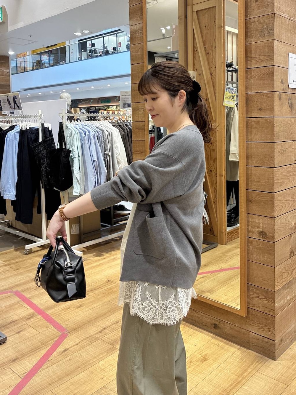 グレー系のカーディガン/ボレロ、グリーン系のその他パンツ、ホワイト系のキャミソールを着用したレディースの春コーディネートの5枚目の写真