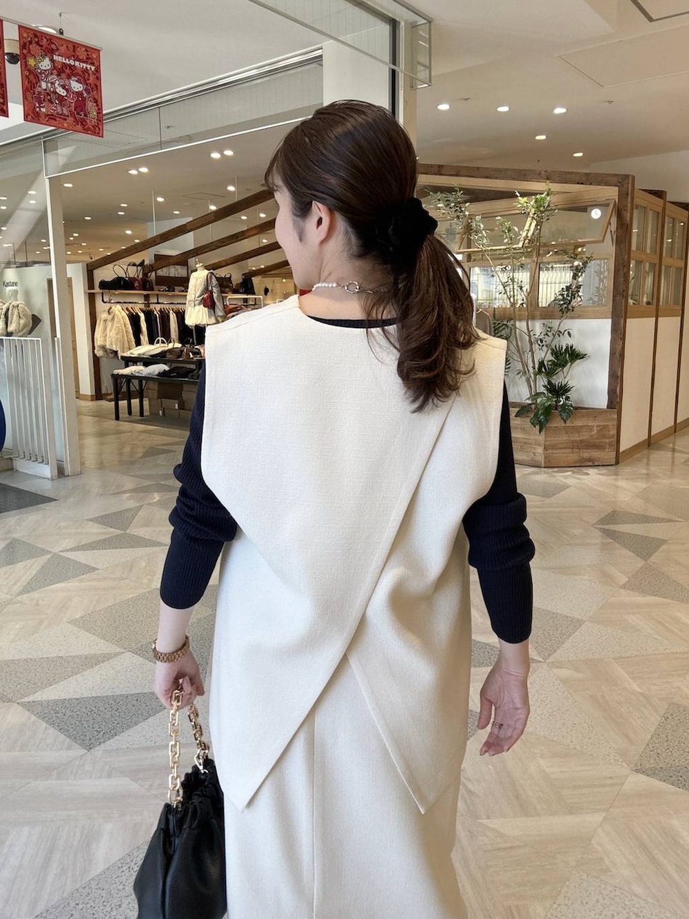 ブルー系のニット/セーター、ブラック系のローファー、ホワイト系のワンピースを着用したレディースの冬コーディネートの5枚目の写真