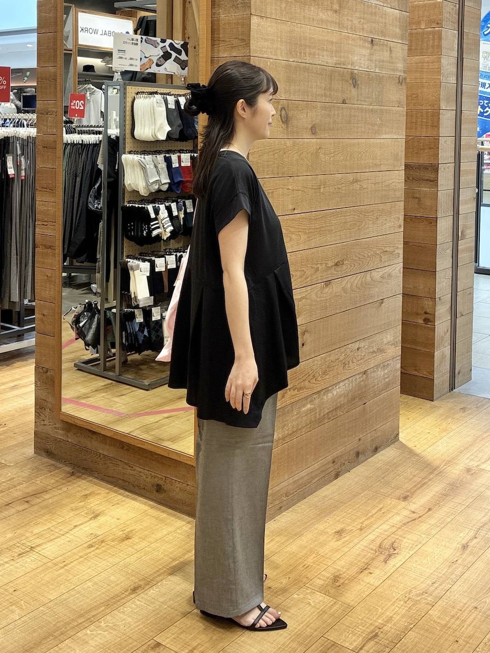 グレー系のその他パンツ、ブラック系のTシャツ/カットソー、ブラック系のサンダルを着用したレディースの夏コーディネートの2枚目の写真
