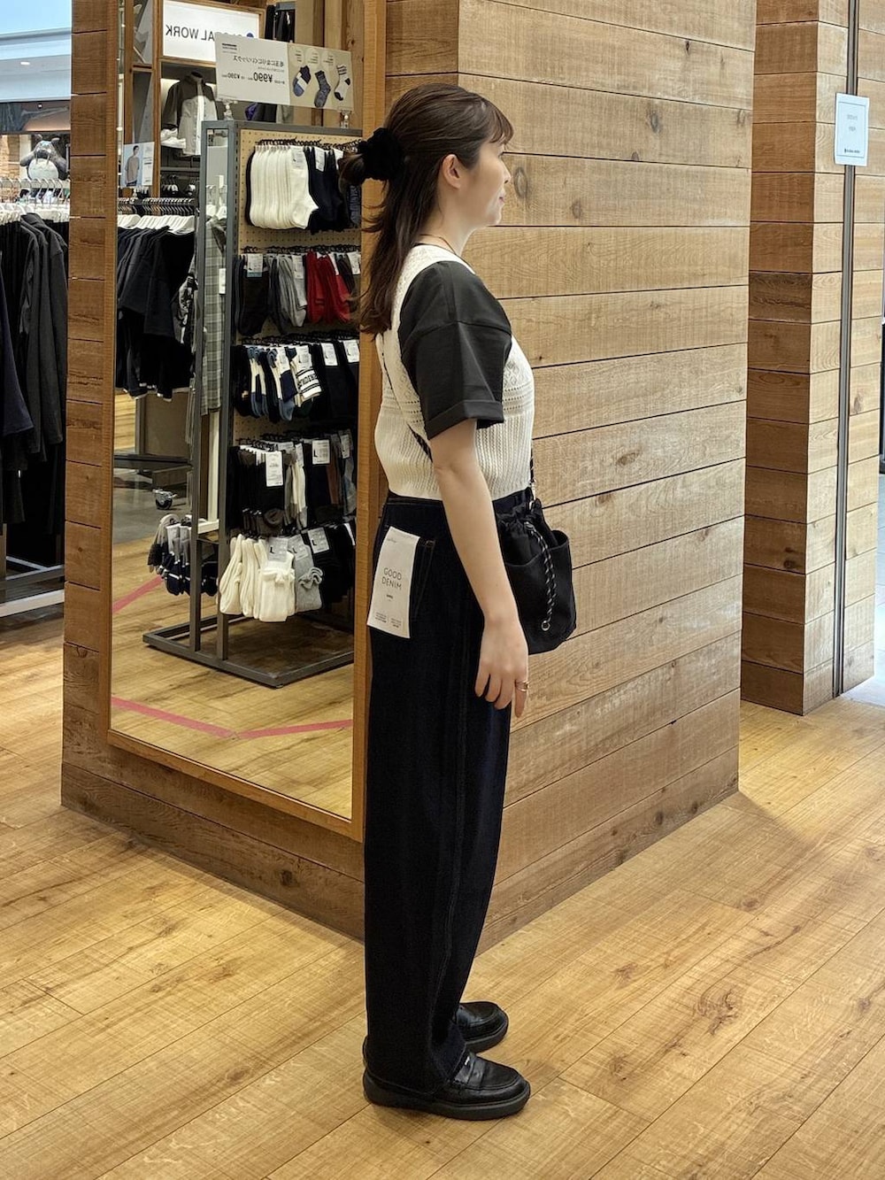 ブルー系のデニムパンツ、グレー系のTシャツ/カットソー、ホワイト系のベストを着用したレディースの春コーディネートの2枚目の写真
