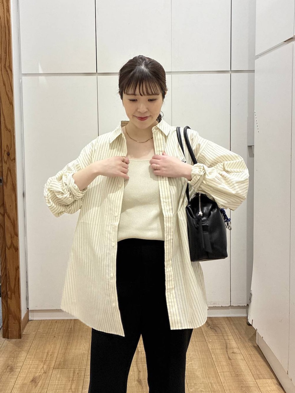 ブラック系のバレエシューズ、ブラック系のスウェットパンツ、ホワイト系のタンクトップを着用したレディースの春コーディネートの4枚目の写真