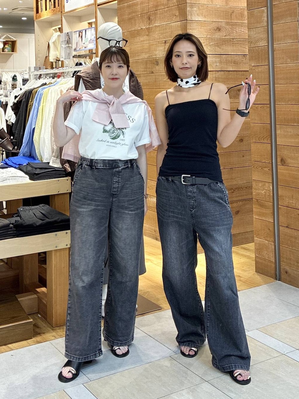 ブラック系のキャミソール、ブラック系のデニムパンツ、ピンク系のシャツ/ブラウスを着用したレディースの春コーディネートの4枚目の写真