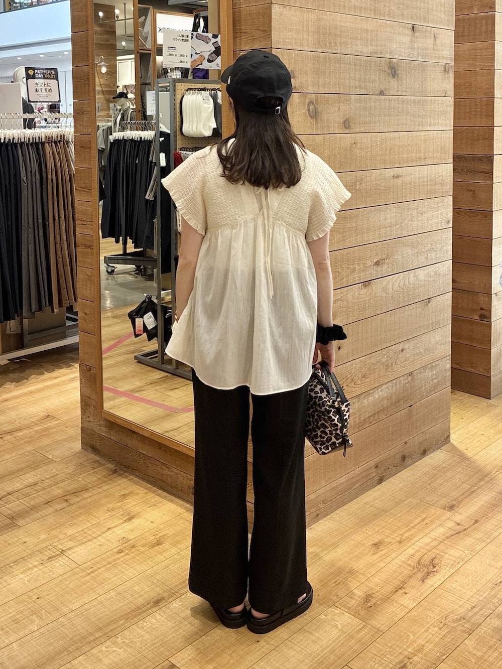 その他のショルダーバッグ、ブラック系のその他パンツ、ブラック系のサンダルを着用したレディースの夏コーディネートの3枚目の写真