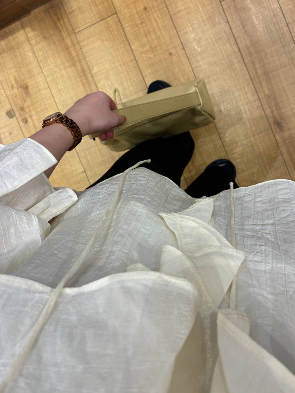 ブラック系のスウェットパンツ、ホワイト系のシャツ/ブラウス、ブルー系のキャップを着用したレディースの春コーディネートの5枚目の写真