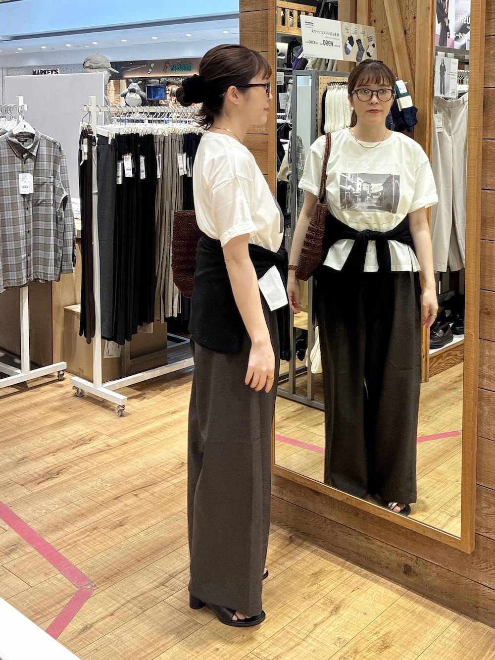 ブラウン系のその他パンツ、ブラック系のカーディガン/ボレロ、ホワイト系のTシャツ/カットソーを着用したレディースの春コーディネートの2枚目の写真