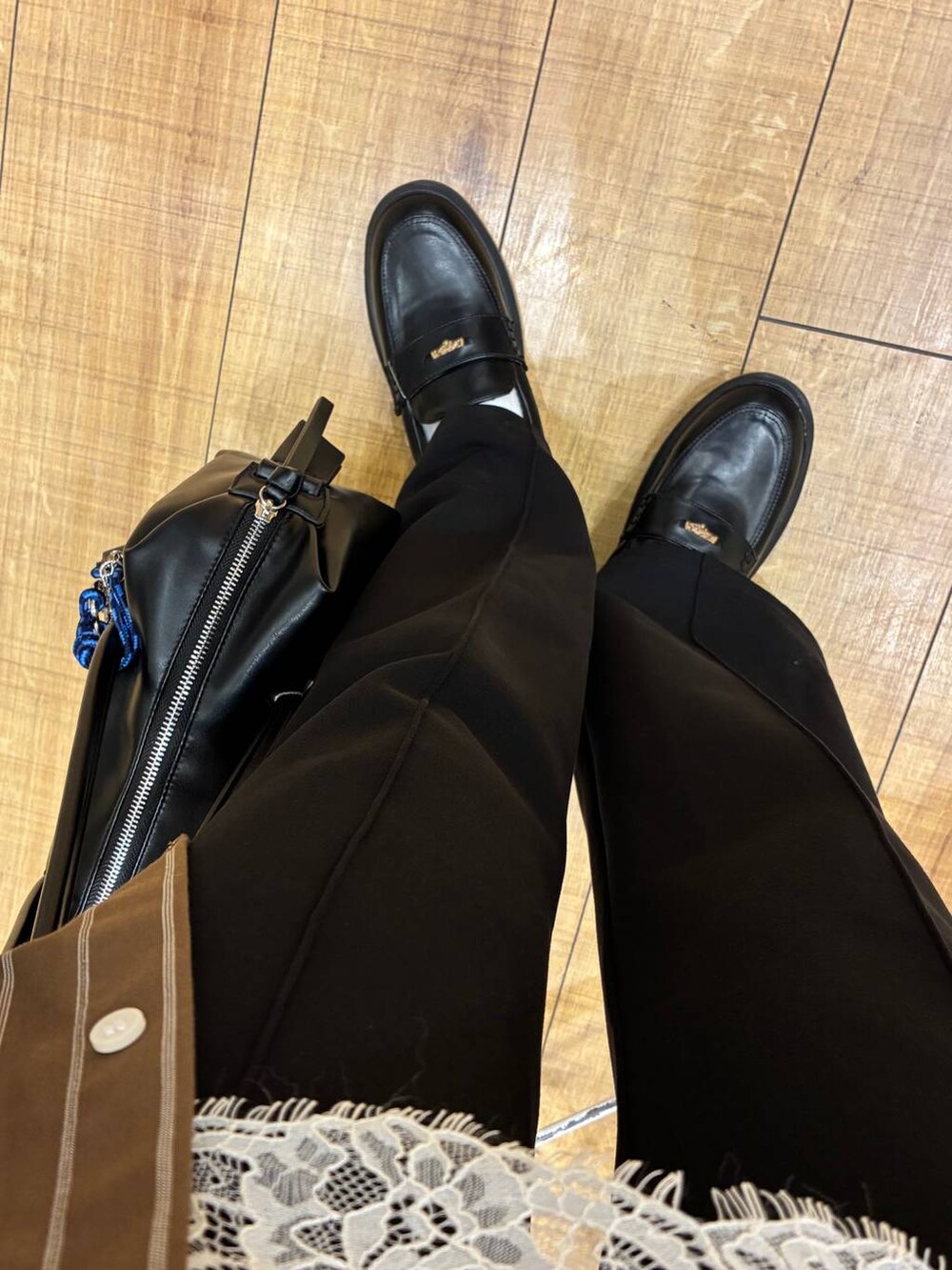 ブルー系のデニムパンツ、ホワイト系のキャミソール、ブラック系のスニーカーを着用したレディースの春コーディネートの5枚目の写真