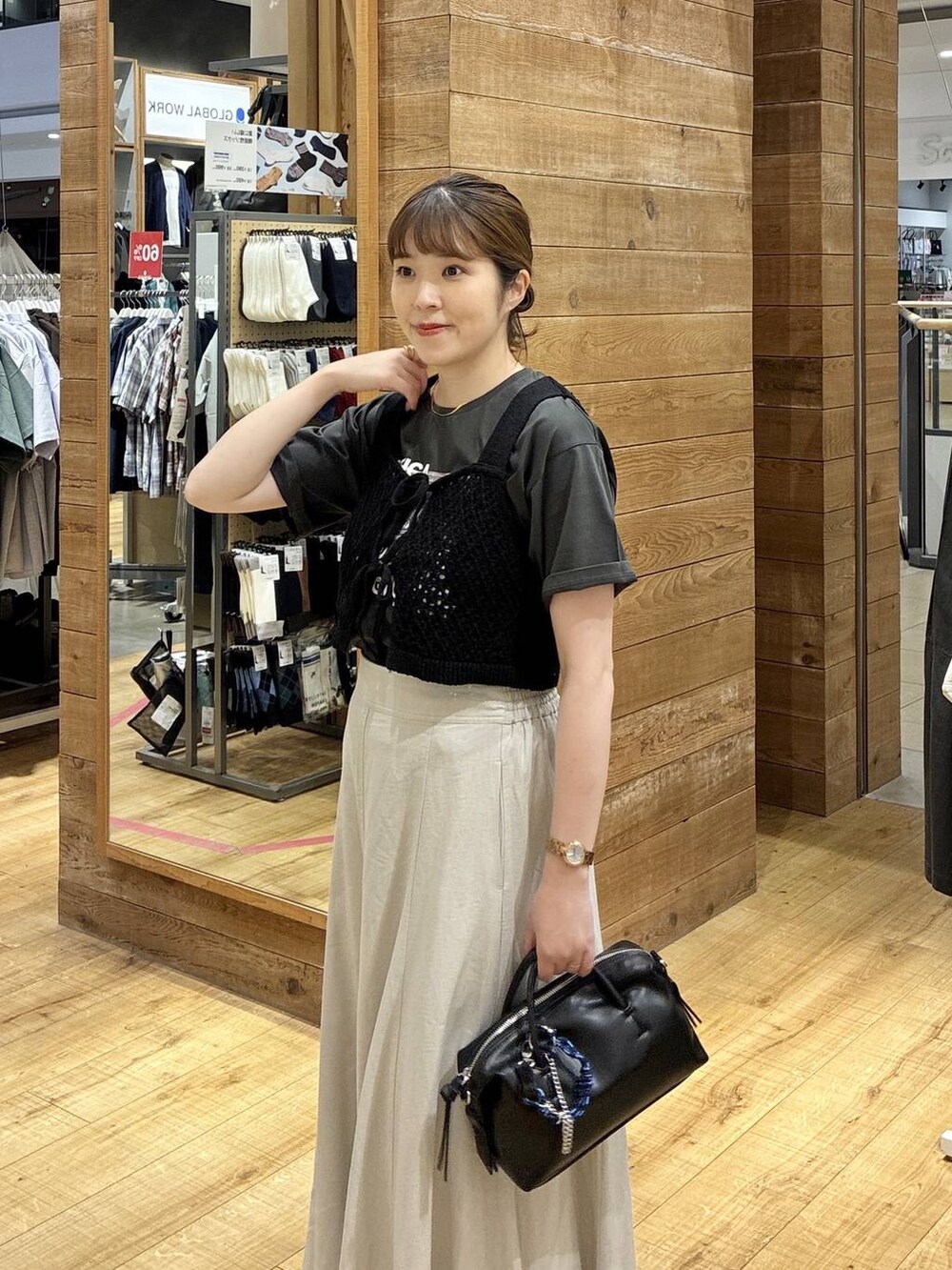 ブラック系のその他トップス、グレー系のスカート、グレー系のTシャツ/カットソーを着用したレディースの夏コーディネートの5枚目の写真