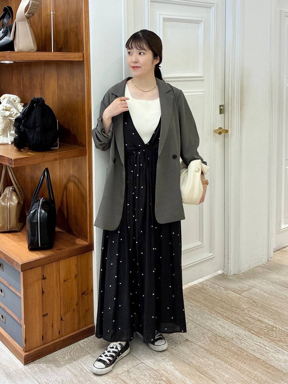 ホワイト系のTシャツ/カットソー、ブラック系のワンピース、ブラウン系のワンピースを着用したレディースの夏コーディネートの4枚目の写真