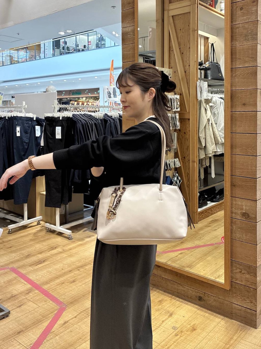 ホワイト系のボストンバッグ、グレー系のその他パンツ、ブラック系のカーディガン/ボレロを着用したレディースの春コーディネートの5枚目の写真