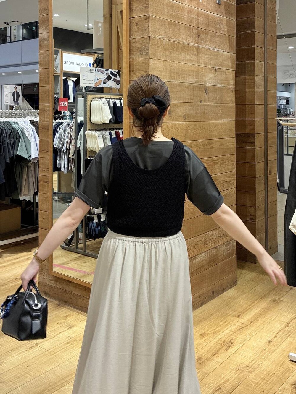 ブラック系のその他トップス、グレー系のスカート、グレー系のTシャツ/カットソーを着用したレディースの夏コーディネートの6枚目の写真