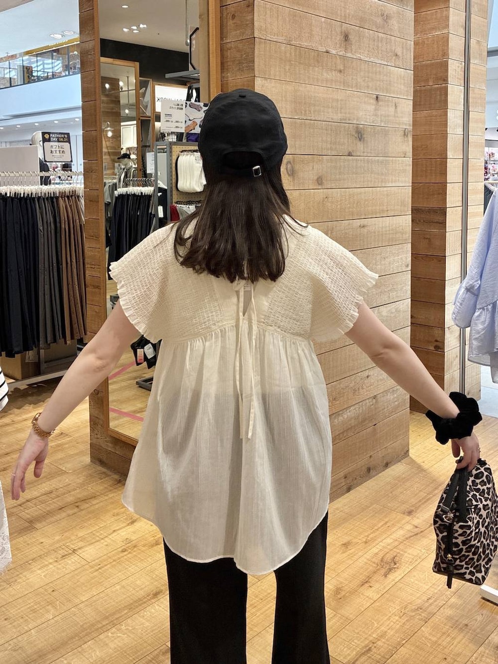 その他のショルダーバッグ、ブラック系のその他パンツ、ブラック系のサンダルを着用したレディースの夏コーディネートの6枚目の写真