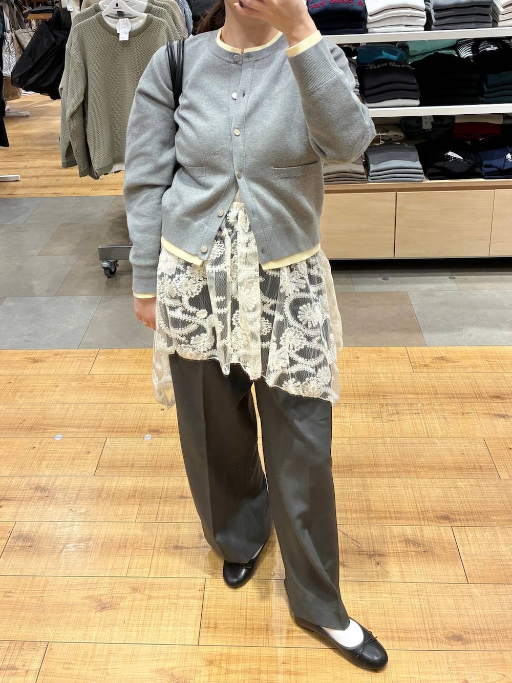 ホワイト系のその他トップス、グレー系のカーディガン/ボレロ、ブラック系のボストンバッグを着用したレディースの春コーディネートの5枚目の写真
