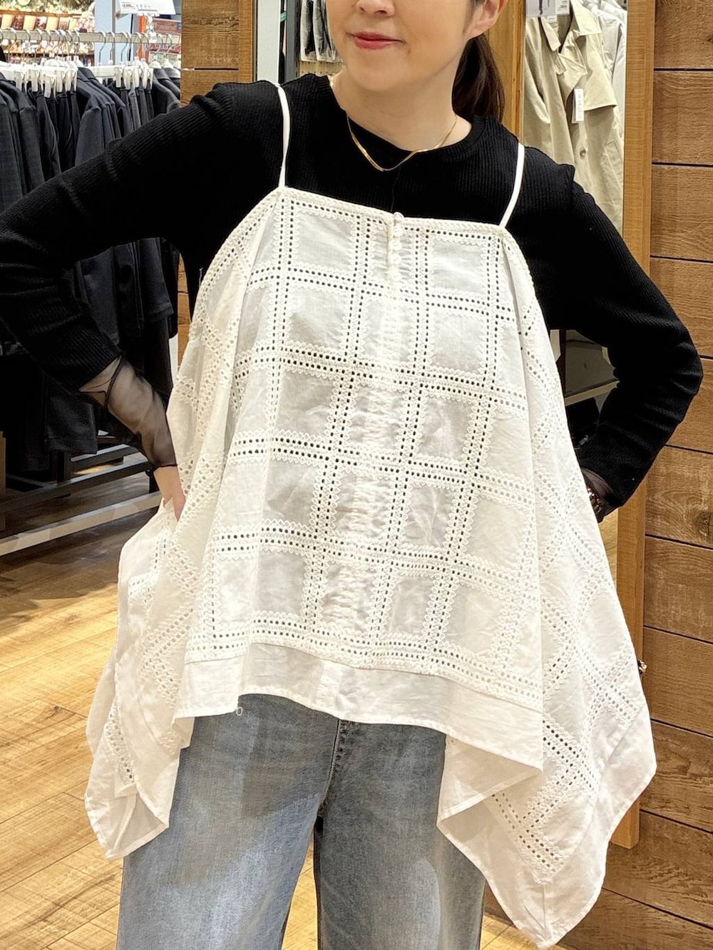 ブラック系のバレエシューズ、ブルー系のデニムパンツ、ブラック系のTシャツ/カットソーを着用したレディースの春コーディネートの4枚目の写真