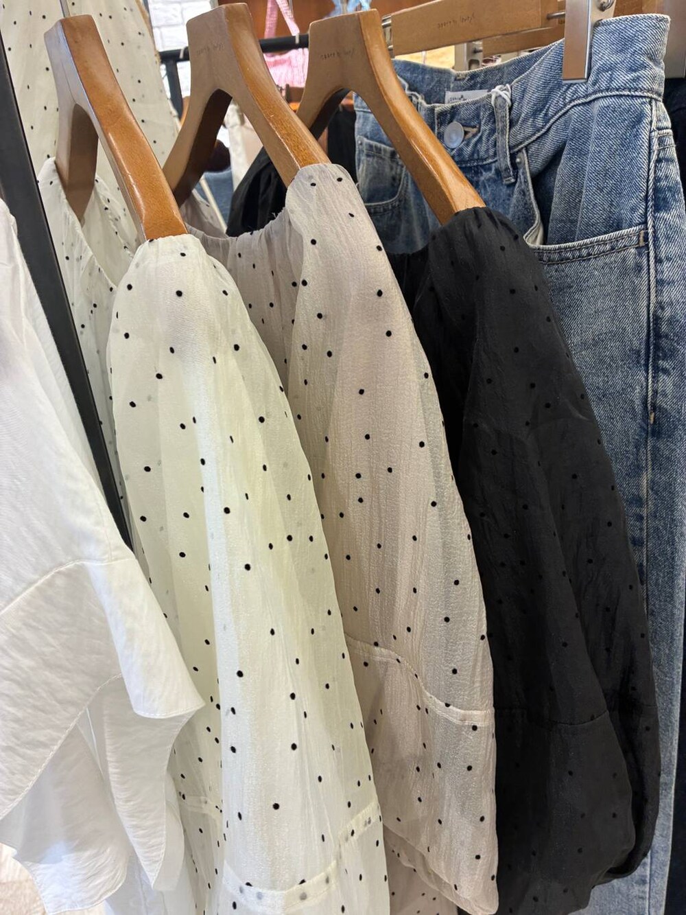 ブラック系のハンドバッグ、ブラック系のシャツ/ブラウス、グレー系のシャツ/ブラウスを着用したレディースの夏コーディネートの2枚目の写真