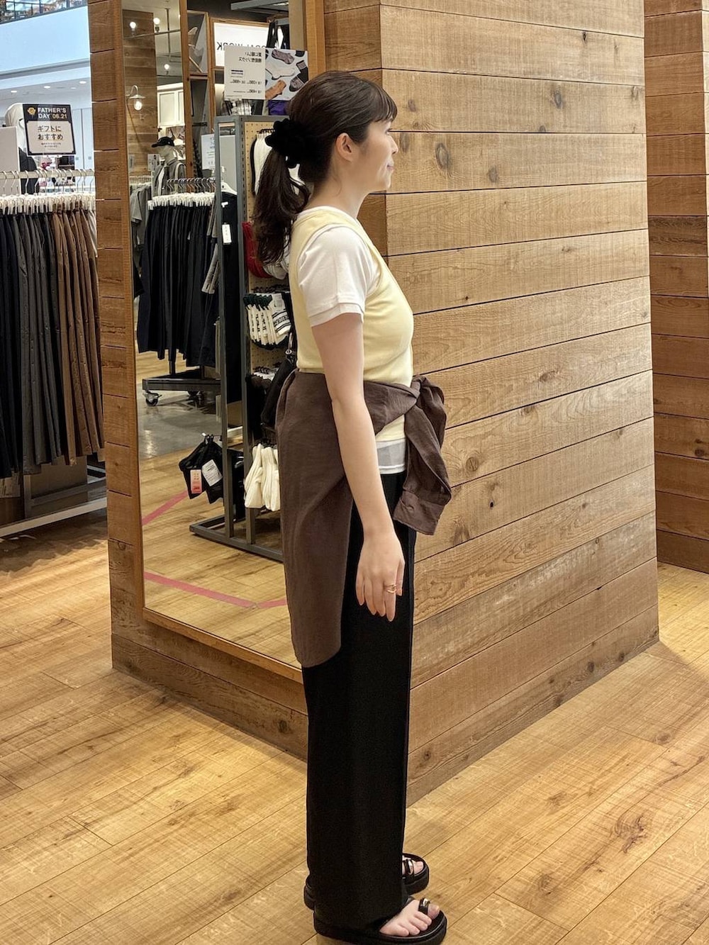 ブラック系のその他パンツ、ブラウン系のシャツ/ブラウス、ブラック系のサンダルを着用したレディースの夏コーディネートの2枚目の写真