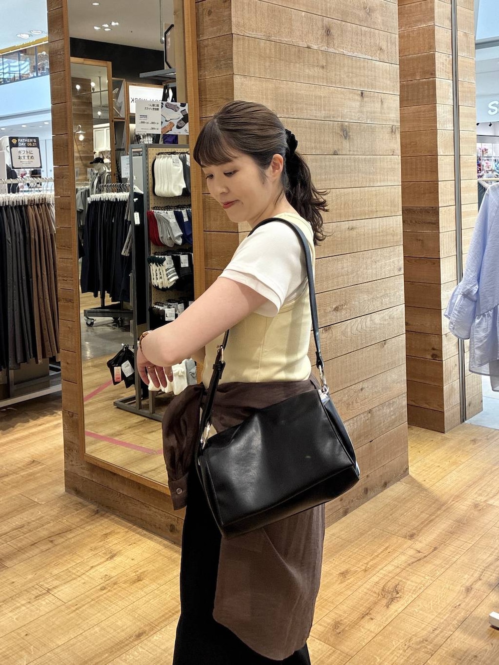 ブラック系のその他パンツ、ブラウン系のシャツ/ブラウス、ブラック系のサンダルを着用したレディースの夏コーディネートの5枚目の写真