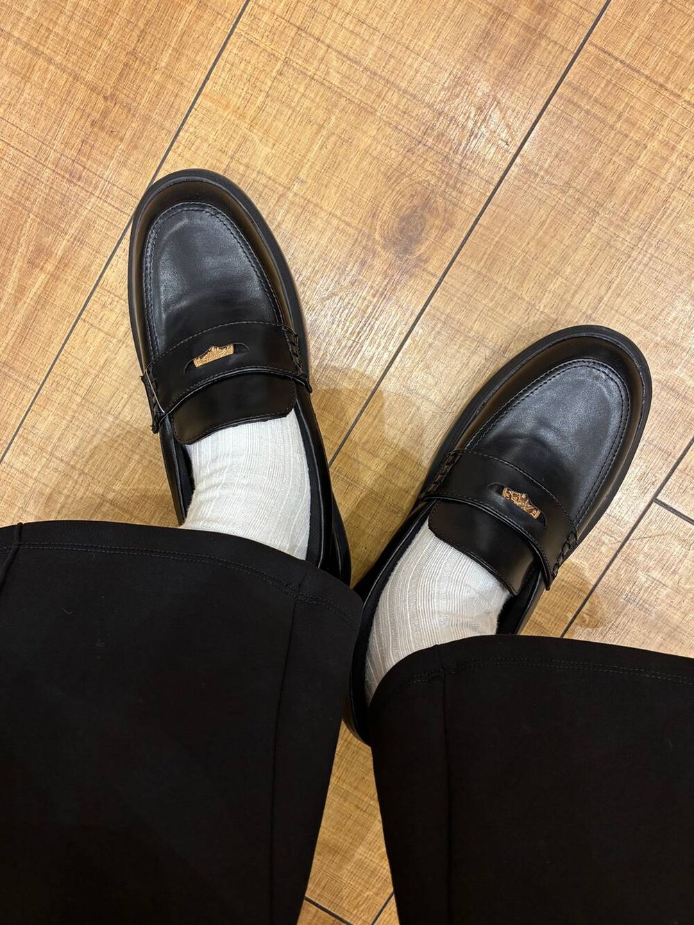 ブルー系のデニムパンツ、ホワイト系のキャミソール、ブラック系のスニーカーを着用したレディースの春コーディネートの2枚目の写真