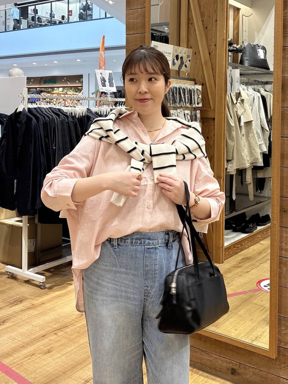 ブラック系のバレエシューズ、ブルー系のデニムパンツ、ピンク系のシャツ/ブラウスを着用したレディースの春コーディネートの4枚目の写真