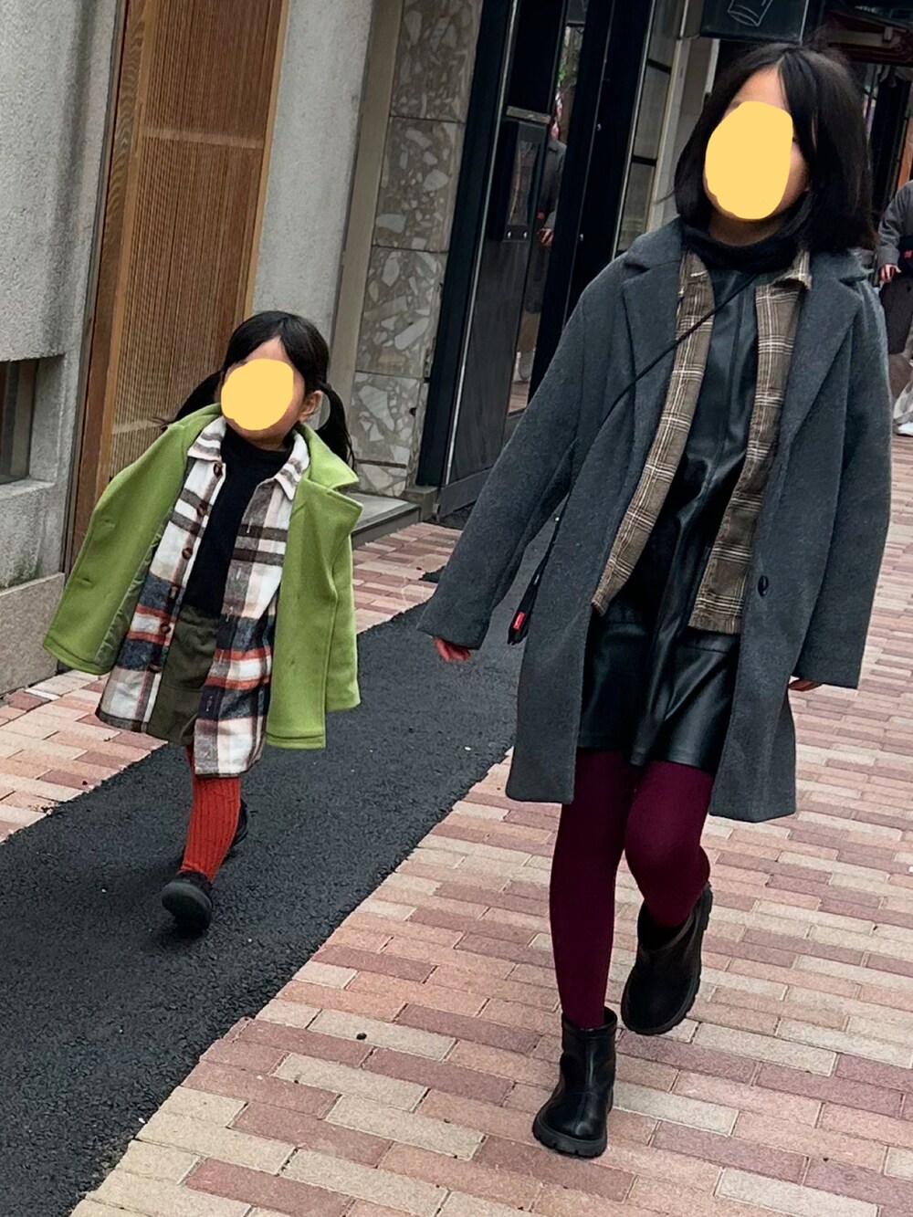 「真冬のあったかスタイル、チェック、コート、アウター、ブーツ、カラータイツ、姉妹コーデ、リンクコーデ、さむい、寒い」｜「ZARAのアイテム（チェスターコート、グレー系）」を使った、1683さん（キッズ・100cm）の冬コーディネートの2枚目の写真
