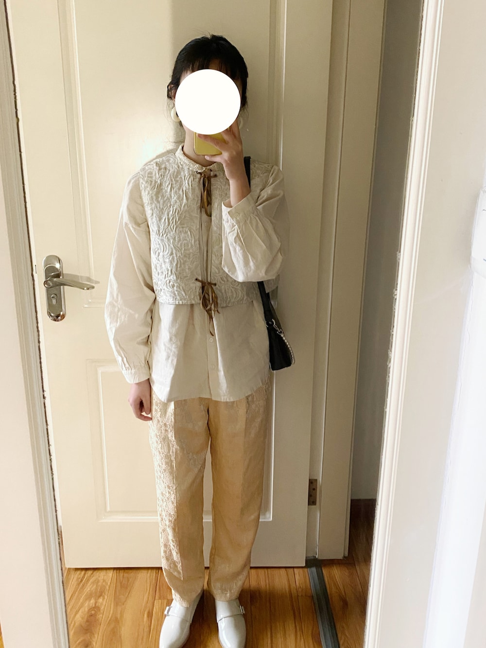 ホワイト系のベスト、ベージュ系のドレスシューズ、ベージュ系のシャツ/ブラウスを着用したレディースの春コーディネートの3枚目の写真