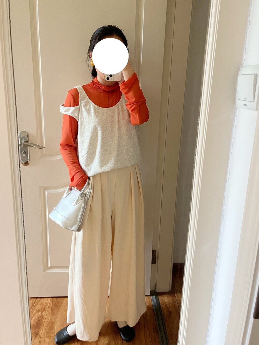 シルバー系のハンドバッグ、オレンジ系のTシャツ/カットソー、ホワイト系のその他パンツを着用したレディースの春コーディネートの2枚目の写真