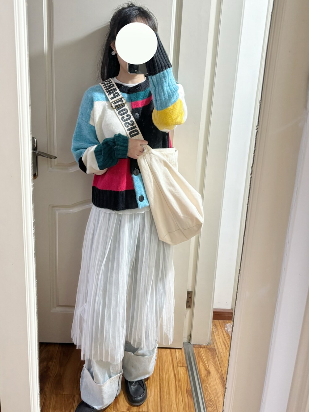 ブラック系のその他アウター、ブラック系のその他シューズ、ホワイト系のショルダーバッグを着用したレディースの秋コーディネートの2枚目の写真