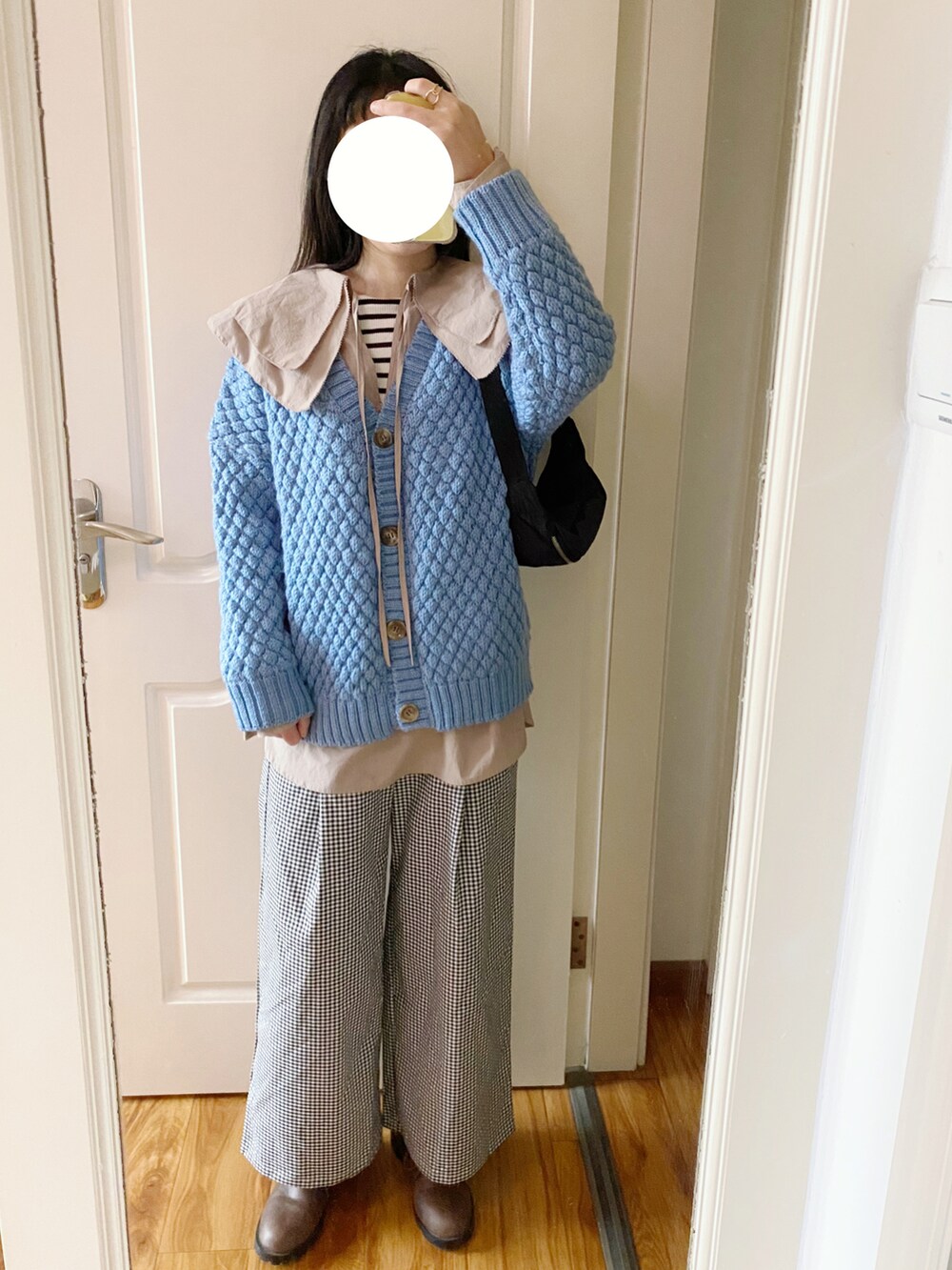 ブラック系のその他パンツ、ベージュ系のシャツ/ブラウス、ブルー系のニット/セーターを着用したレディースの冬コーディネートの2枚目の写真