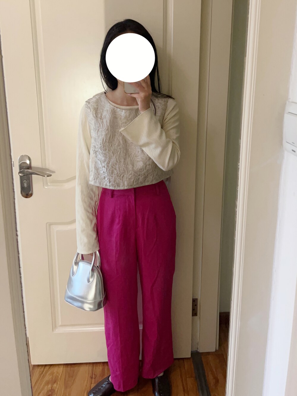 ブラック系のトートバッグ、ピンク系のその他パンツ、ブラック系のベストを着用したレディースの秋コーディネートの2枚目の写真