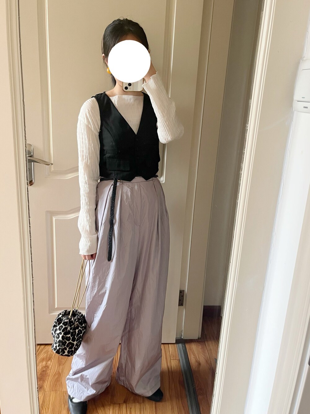 パープル系のその他パンツ、その他のハンドバッグ、ブラック系のその他シューズを着用したレディースの春コーディネートの2枚目の写真